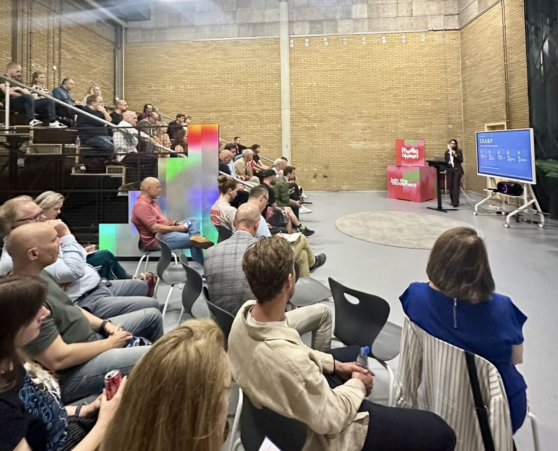 Sarah van der Land presenteert voor een volle zaal tijdens de allereerste AI Lunch Sessions van Media Campus NL