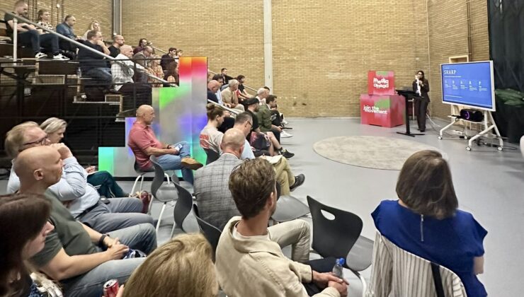 Sarah van der Land presenteert voor een volle zaal tijdens de allereerste AI Lunch Sessions van Media Campus NL